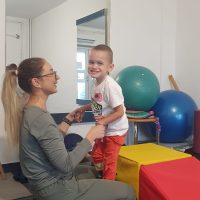 UPDATE 21.11.2023 – Micuțul Ioan continuă recuperările, care sunt esențiale pentru el