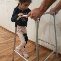 UPATE 03.12.2023 – Daria invata sa faca pasi cu noua proteza