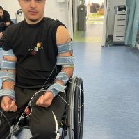 UPDATE 02.10.2025 – Căldură și speranță pentru Marian – lemne de foc și continuarea terapiilor cu ajutorul donațiilor